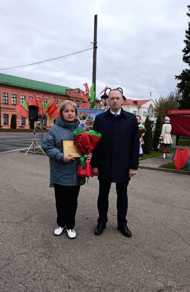 Медицинская сестра по физиотерапии на районной Доске Почета